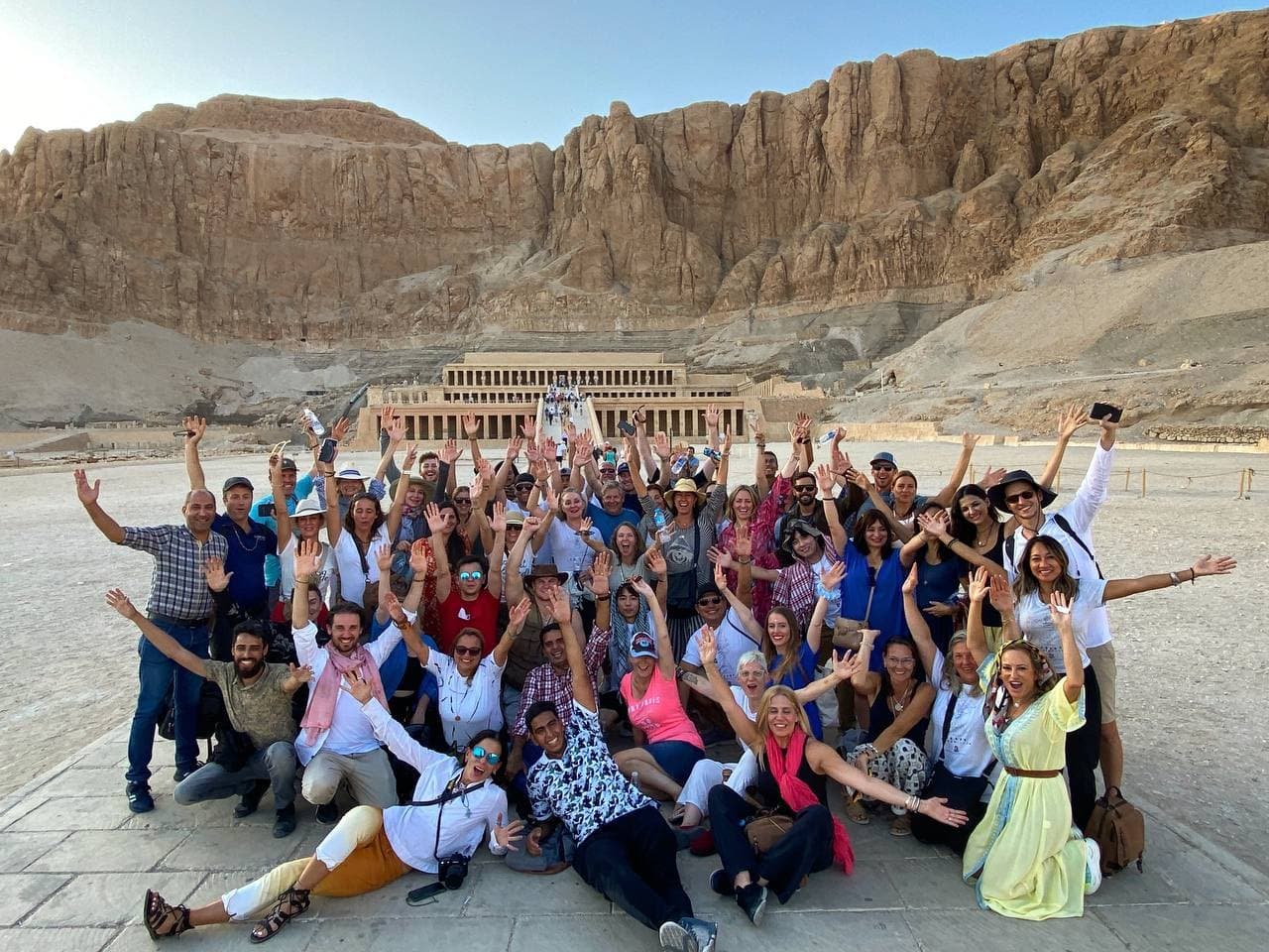 Grupo celebrando diante do templo de Hatshepsut, no Egito
