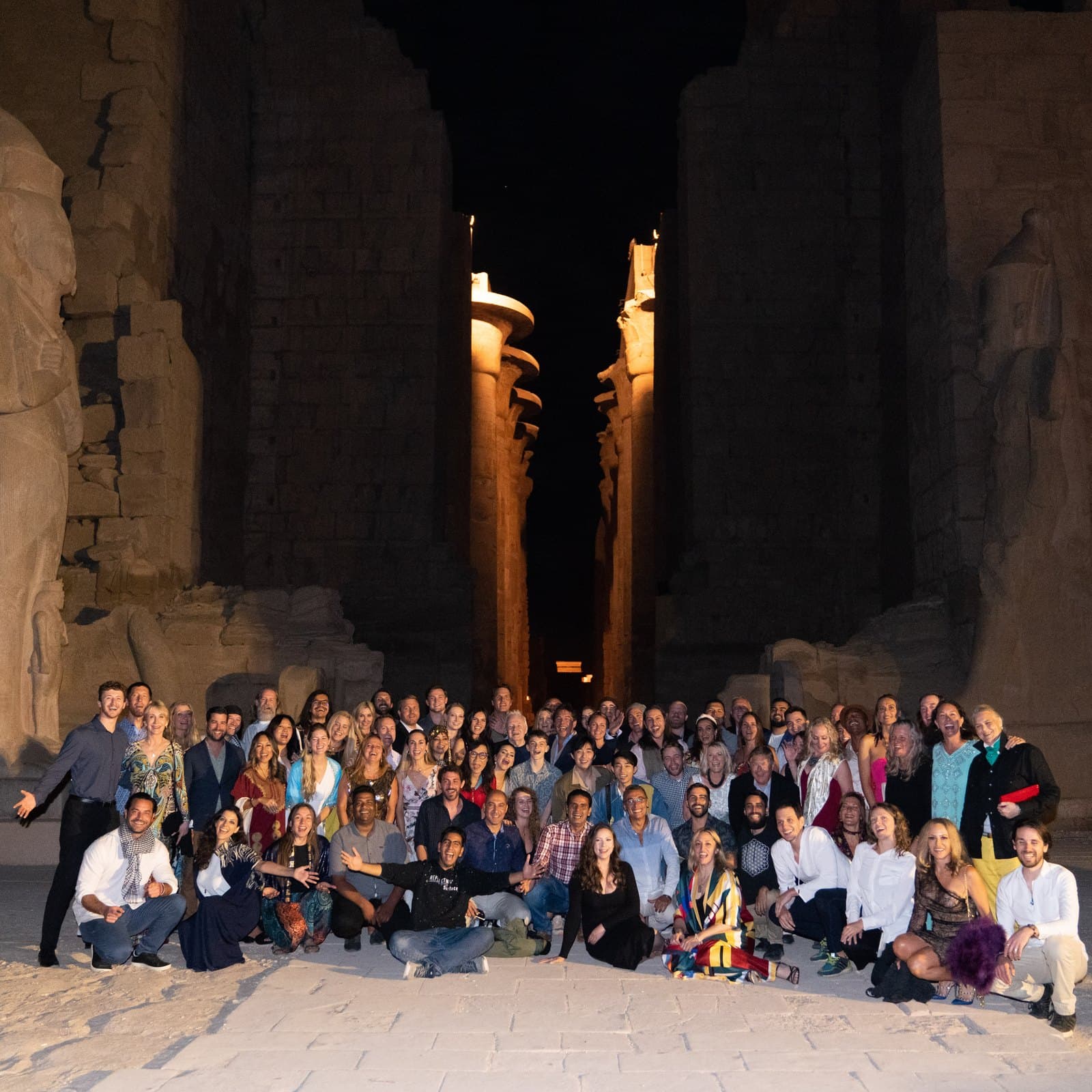 Expedição reunida entre as colunas do templo de Karnak à noite