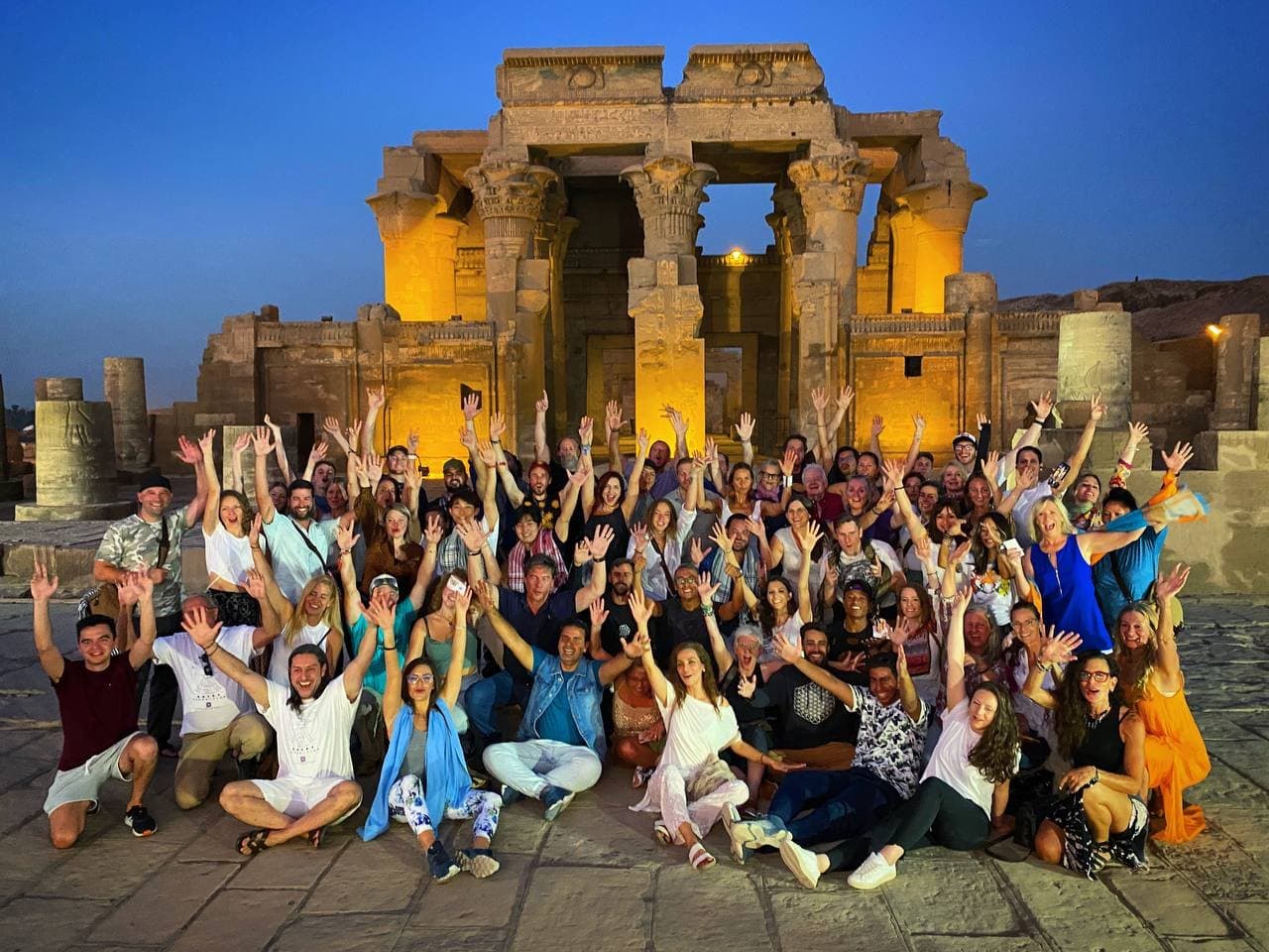 Grupo em celebração no templo de Kom Ombo ao anoitecer