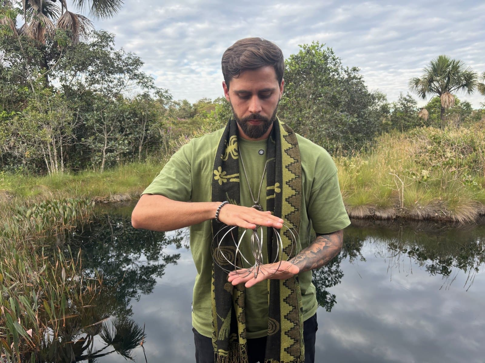 Prática com a merkabá à beira de um lago