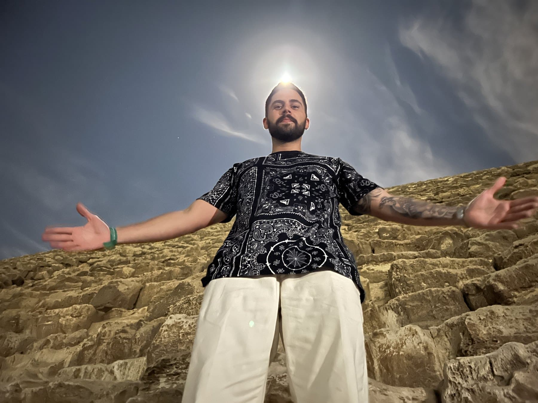 Tiago Braga na Grande Pirâmide, com o sol coroando o topo da cabeça