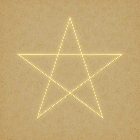 Símbolo Pentagrama em dourado sobre pergaminho