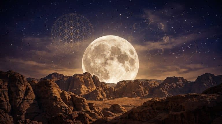 Lua cheia sobre montanhas com Flor da Vida e fases lunares em geometria sagrada
